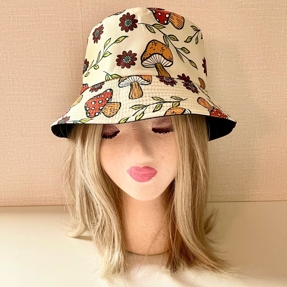 Charming Mushroom Print Bucket Hat. 70s Vibe, Reversible, NWOT. Unisex